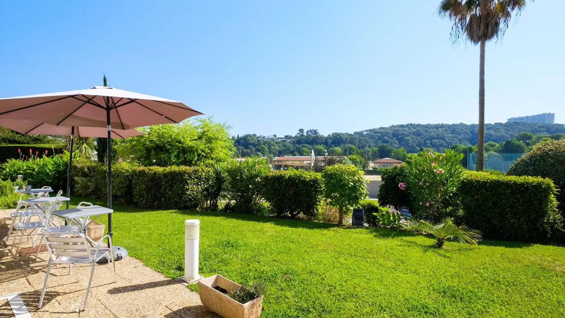B&B Hôtel Villeneuve Loubet Village 2*, Villeneuve-Loubet França