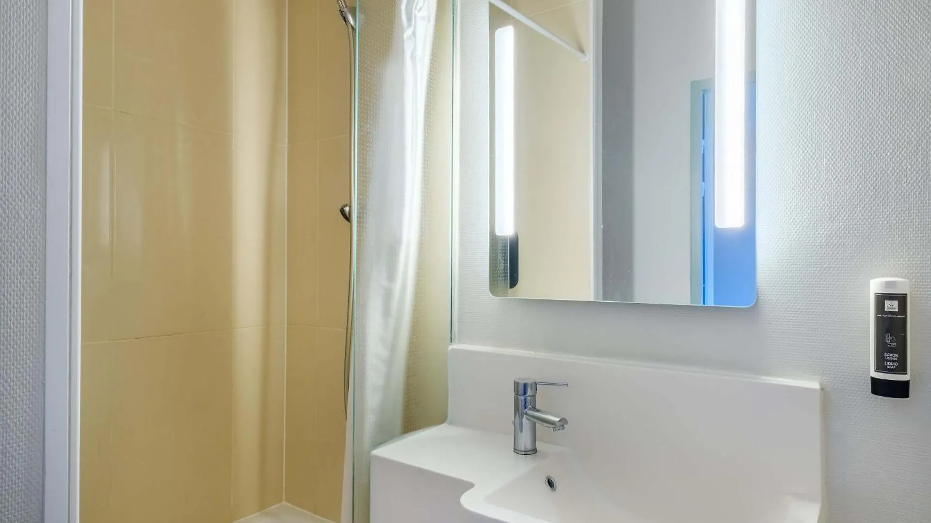 B&B Hôtel Villeneuve Loubet Village 2*, Villeneuve-Loubet
