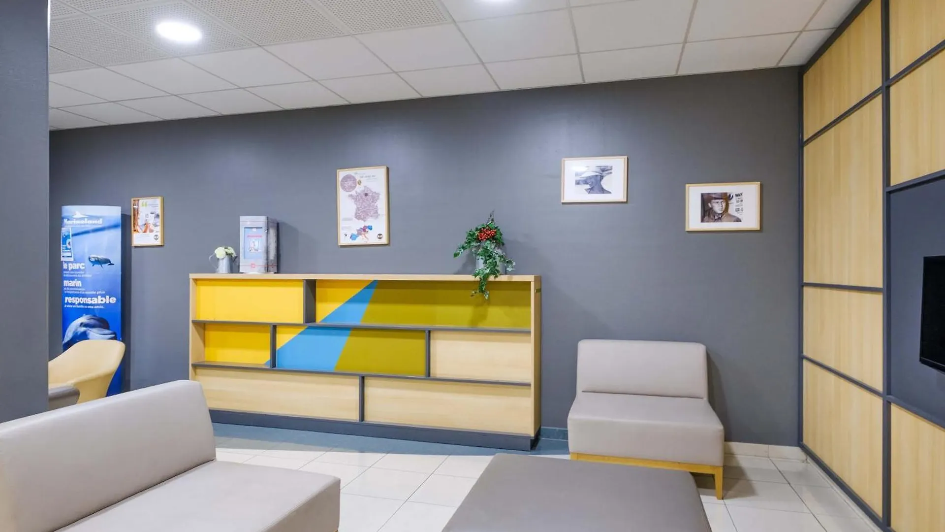 B&B Hôtel Villeneuve Loubet Village 2*, Villeneuve-Loubet França